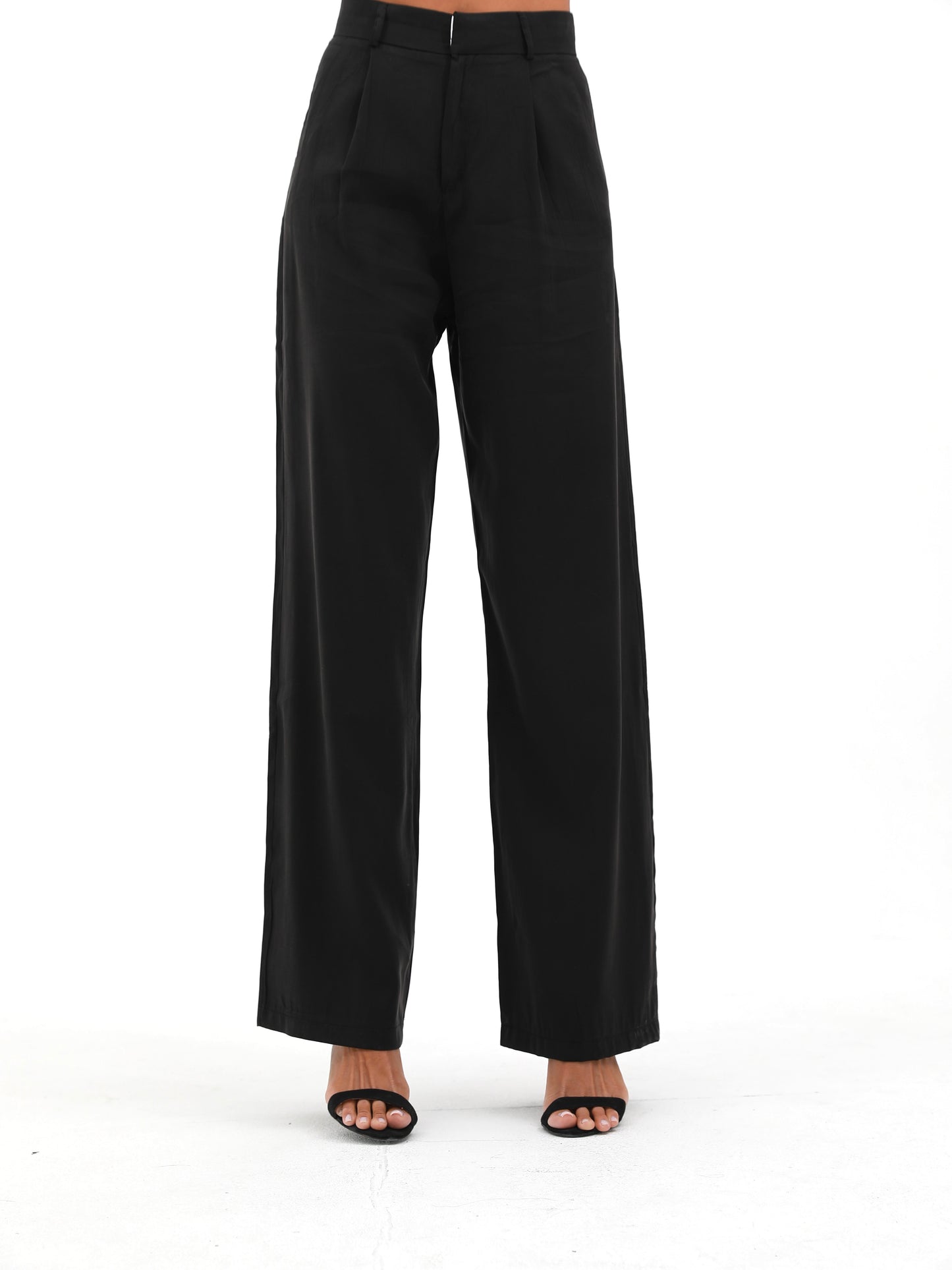 Black | woman in tailored wide leg pants | risska
