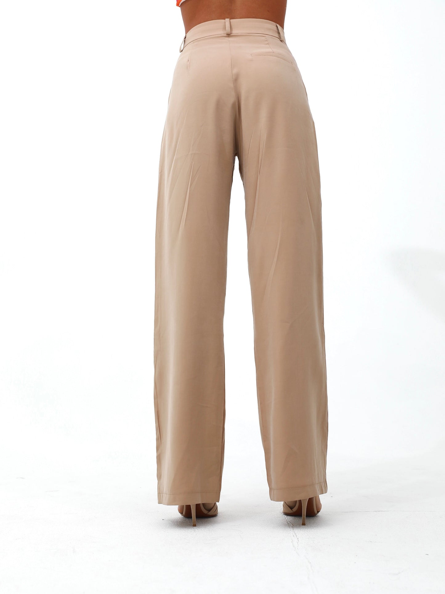 beige | woman in tailored pants wide leg | risska