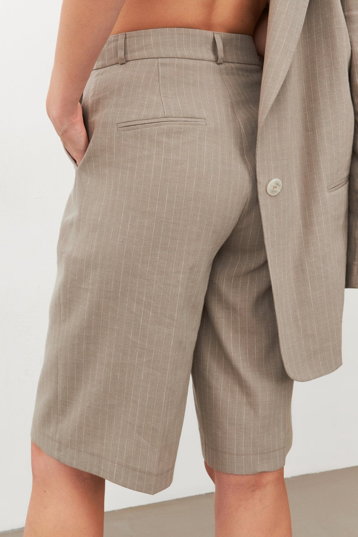 woman in oversized linen blazer suit with Bermuda shorts color Tan