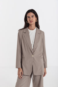 woman in oversized linen blazer Tan 