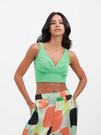 woman in springgreen crop top risska