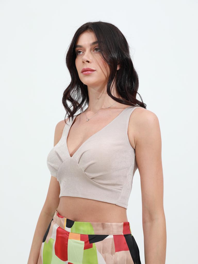 woman in Beige crop top risska