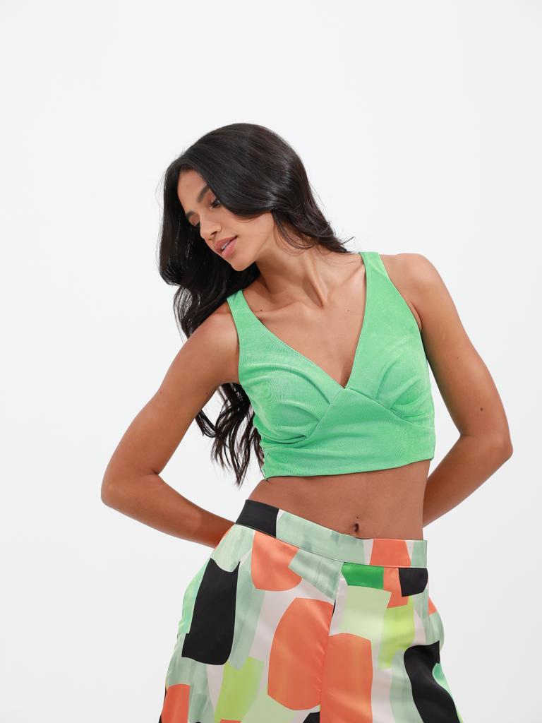 woman in springgreen crop top risska